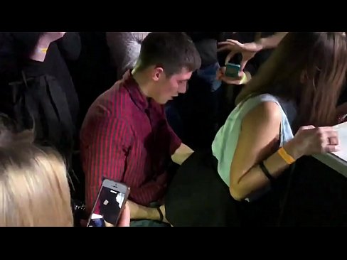 ❤️ Sèks reyèl nan yon nayklib Ris. Ti fi Ris 18-zan nan anus la ak vajen foutu nan yon nayklib ❤️❌ Videyo fout nan nou ﹏